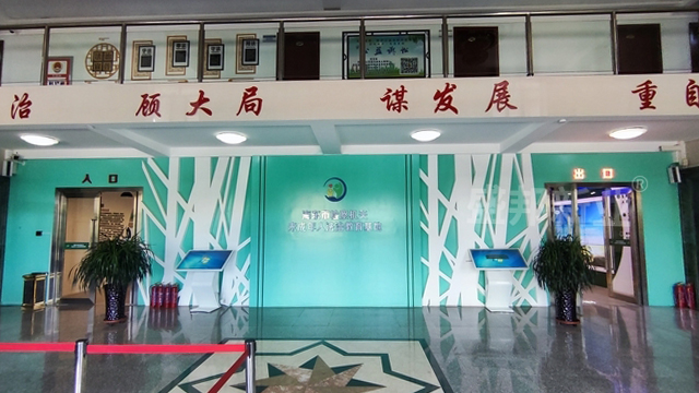 青海海东市检察院展厅-盛邦-带小学生在互动中体验法制