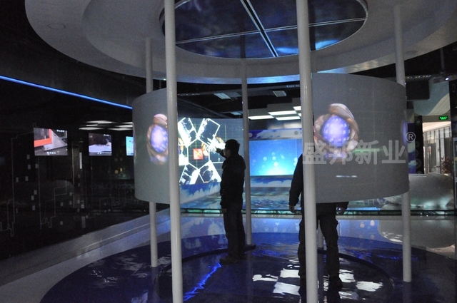 4米长弧形全息触摸屏2.jpg